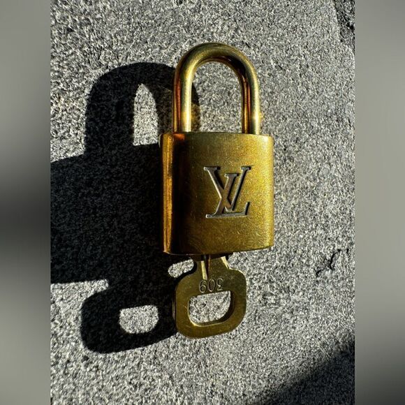 AUTHENTIC LOUIS VUITTON PADLOCK AND KEY - Picture 4 of 6